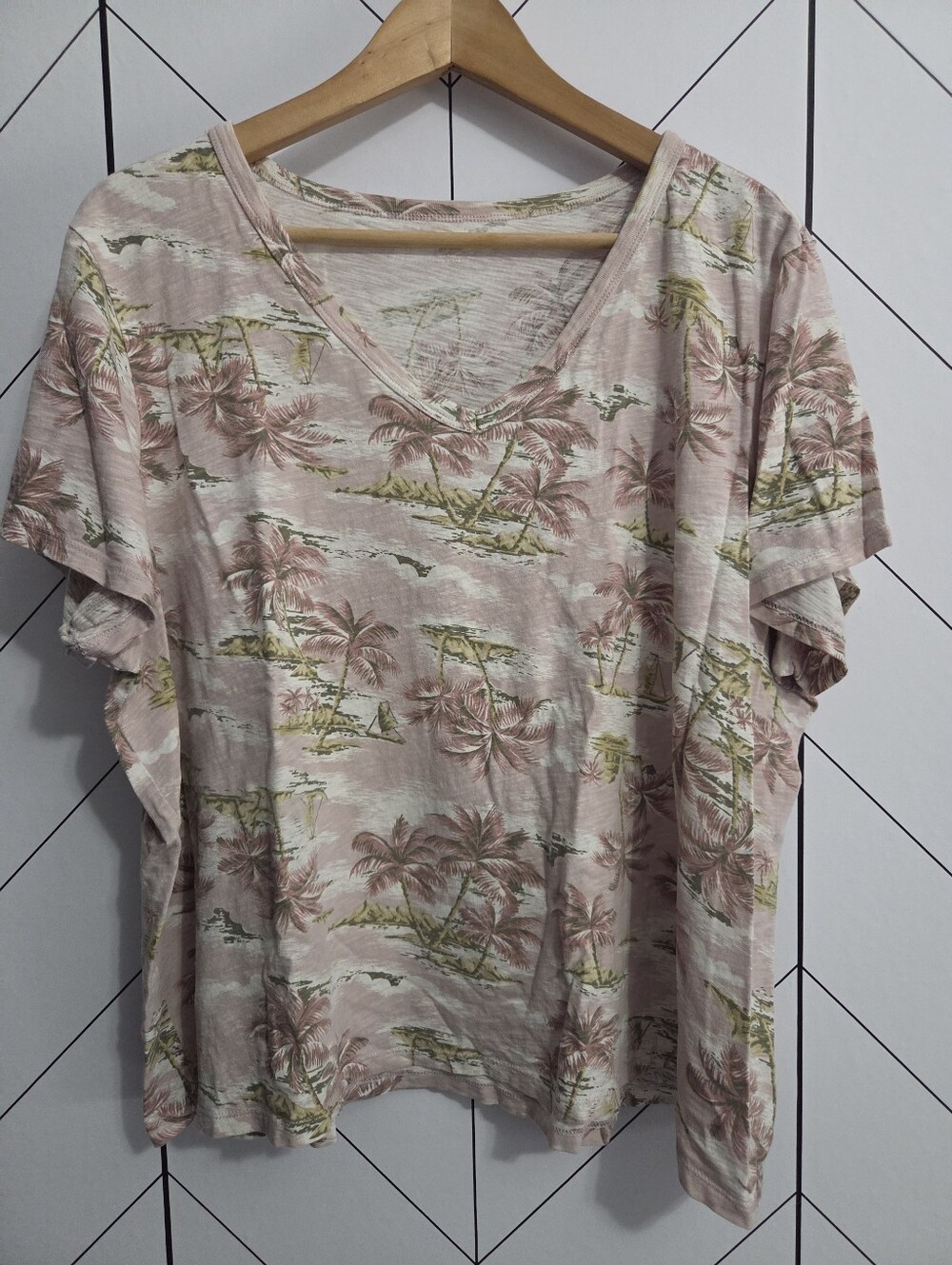 Old Navy EveryWear Pink Tropical Palm Tree V-Neck T-Shirt XXL